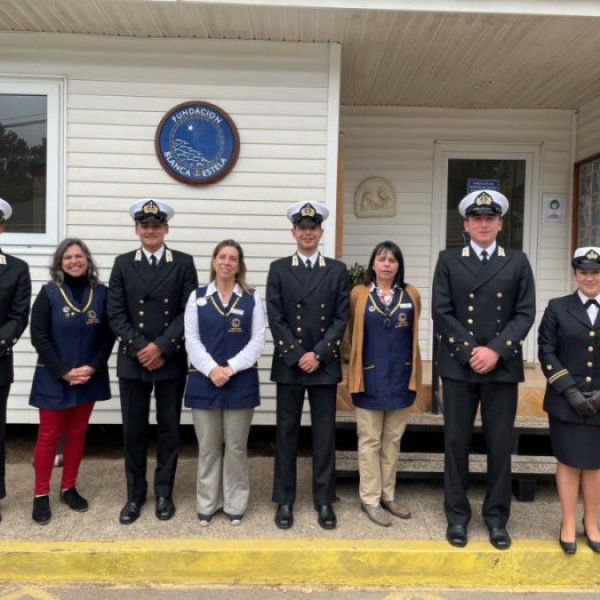 Alumnos de la Escuela Naval entregaron donación