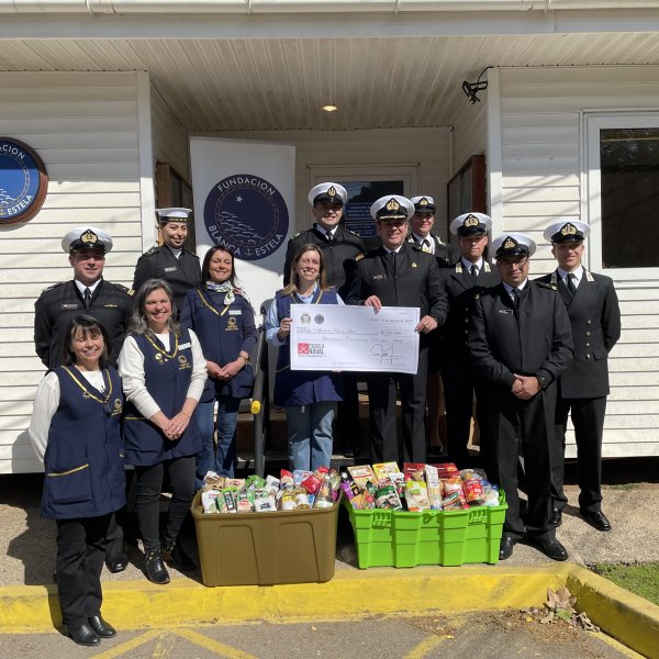 Alumnos de la Escuela Naval entregaron donación