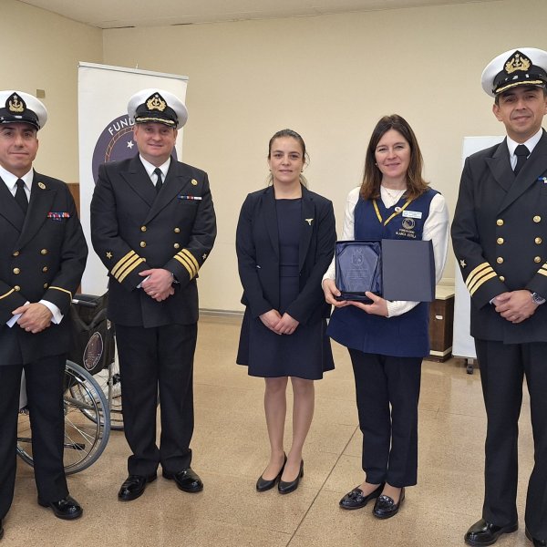 Donación de dos sillas de ruedas al CAPS de Viña del Mar