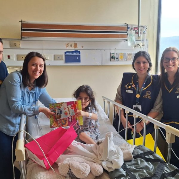 Visita a pacientes pediátricos para celebrar el Día del Niño